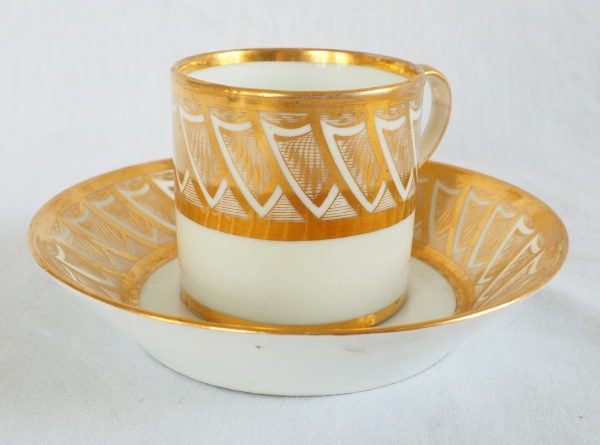 Tasse litron d'époque Empire en porcelaine blanche et or attribuée à Dagoty