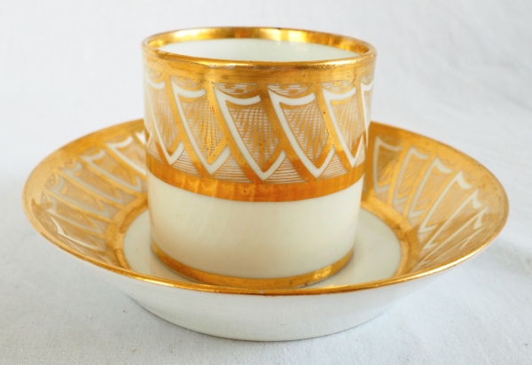 Tasse litron d'époque Empire en porcelaine blanche et or attribuée à Dagoty