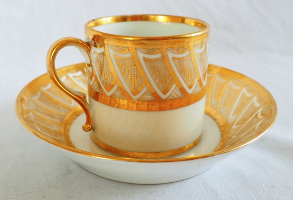 Tasse litron d'époque Empire en porcelaine blanche et or attribuée à Dagoty