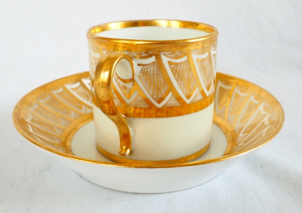 Tasse litron d'époque Empire en porcelaine blanche et or attribuée à Dagoty