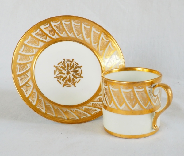 Tasse litron d'époque Empire en porcelaine blanche et or attribuée à Dagoty