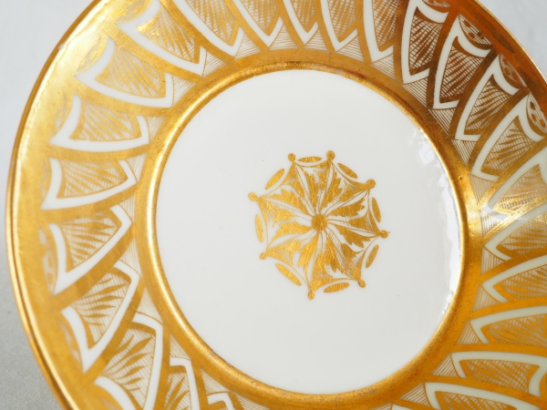 Tasse litron d'époque Empire en porcelaine blanche et or attribuée à Dagoty