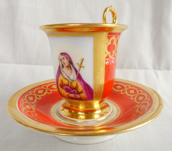 Tasse à café d'époque Restauration en porcelaine de Paris, décor Mater Dolorosa, attribuée à Deroche