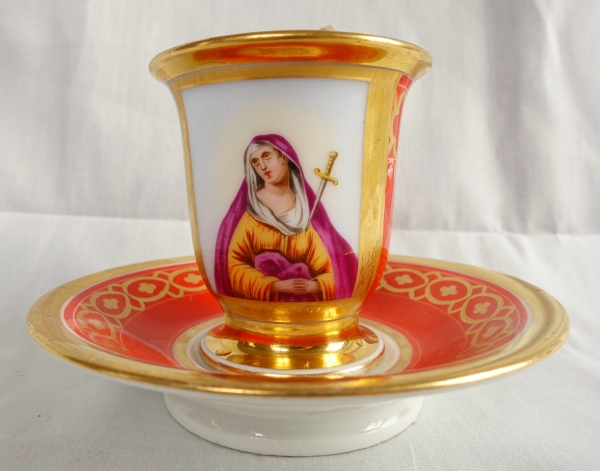 Tasse à café d'époque Restauration en porcelaine de Paris, décor Mater Dolorosa, attribuée à Deroche