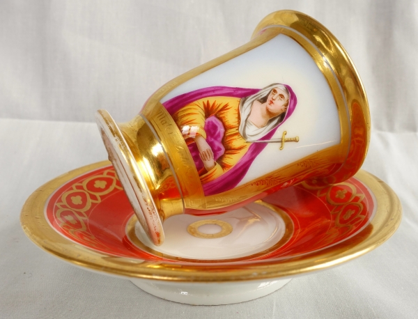 Tasse à café d'époque Restauration en porcelaine de Paris, décor Mater Dolorosa, attribuée à Deroche