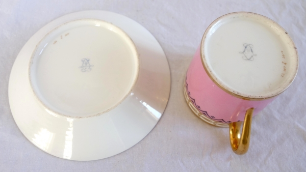 Manufacture Royale de Sèvres 1821 : tasse à café litron en porcelaine à décor Egyptien
