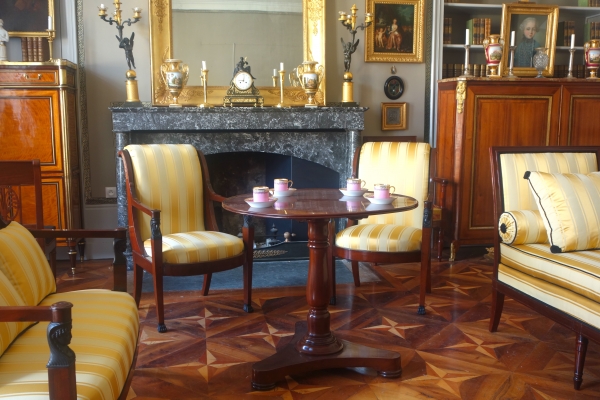 Manufacture Royale de Sèvres 1821 : tasse à café litron en porcelaine à décor Egyptien