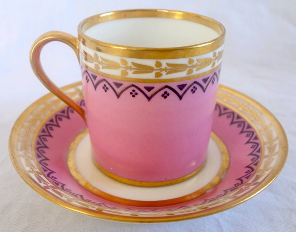 Manufacture Royale de Sèvres 1821 : tasse à café litron en porcelaine à décor Egyptien