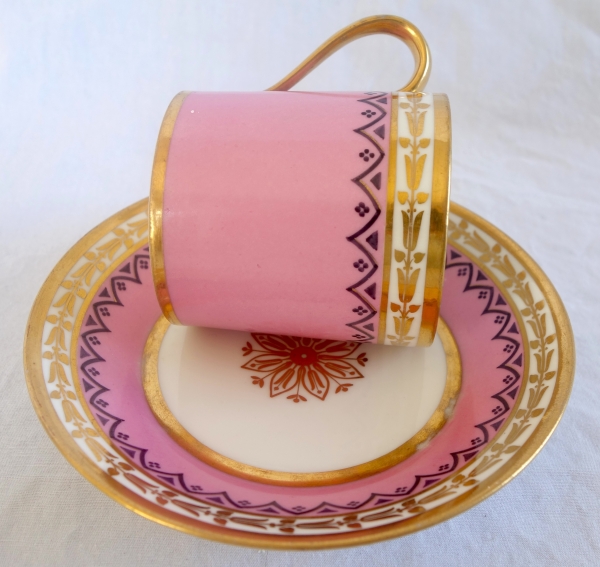 Manufacture Royale de Sèvres 1821 : tasse à café litron en porcelaine à décor Egyptien