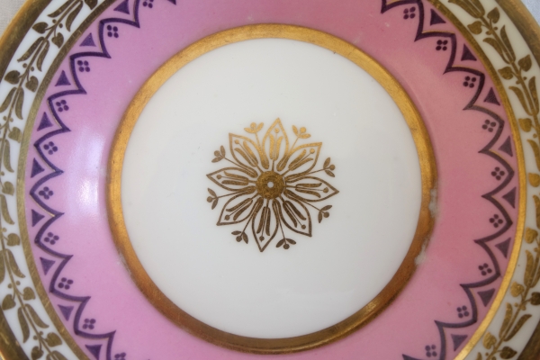 Manufacture Royale de Sèvres 1821 : tasse à café litron en porcelaine à décor Egyptien