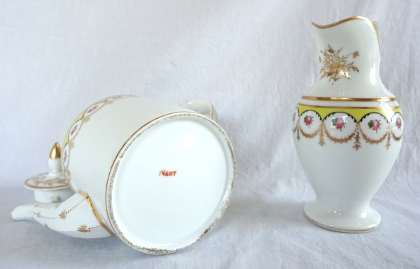 Nast Manufacture : Empire porcelain tea pot enhanced with fine gold - signed - late 19th century