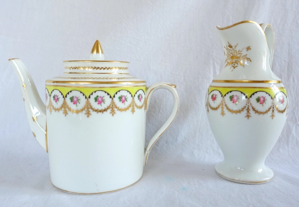 Nast Manufacture : Empire porcelain tea pot enhanced with fine gold - signed - late 19th century