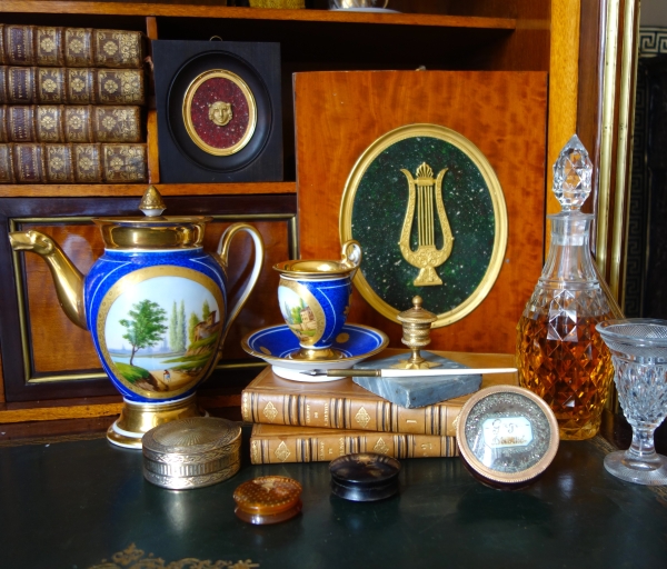 Verseuse / théière Empire à décor bleu et or en porcelaine de Paris, époque Restauration
