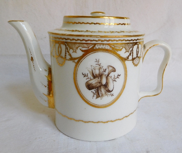 Paris porcelain teapot gilt with fine gold, 18th century production