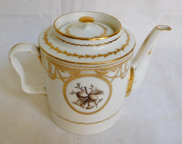 Paris porcelain teapot gilt with fine gold, 18th century production