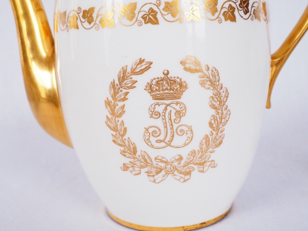 Sèvres : théière verseuse royale de Louis Philippe à Bizy - porcelaine, service des Princes