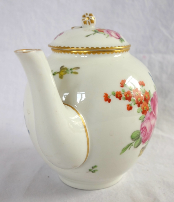 Théière en porcelaine d'époque Louis XVI attribuée à la Manufacture du duc d'Angoulême, vers 1780
