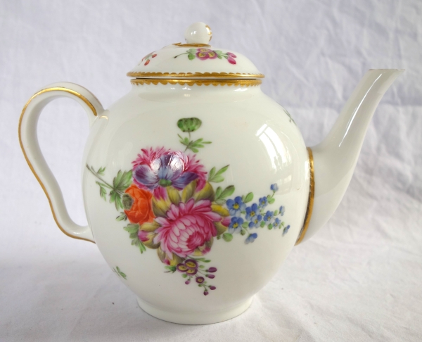 Théière en porcelaine d'époque Louis XVI attribuée à la Manufacture du duc d'Angoulême, vers 1780