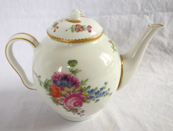Théière en porcelaine d'époque Louis XVI attribuée à la Manufacture du duc d'Angoulême, vers 1780