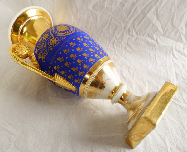Grand vase à l'antique en porcelaine de Paris bleue et or, époque Empire Restauration