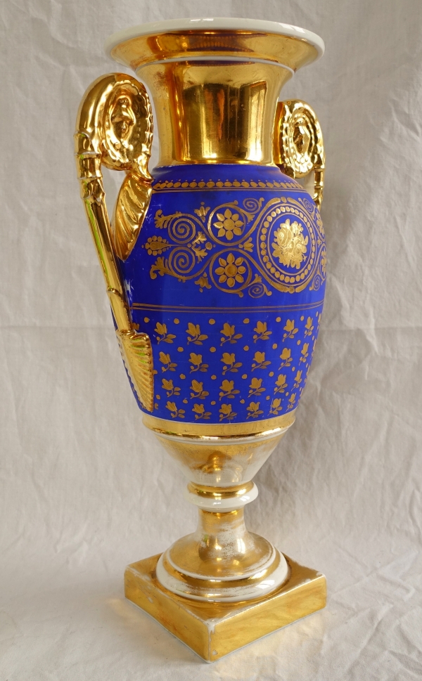 Grand vase à l'antique en porcelaine de Paris bleue et or, époque Empire Restauration