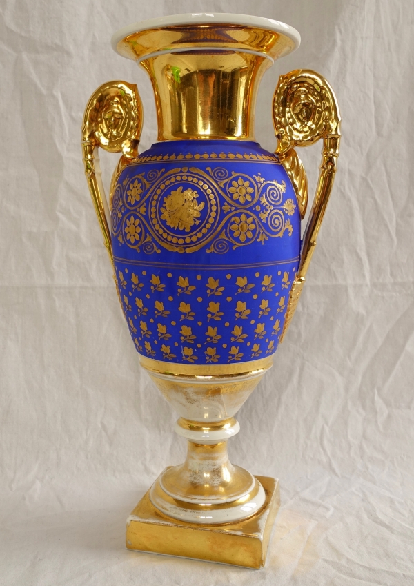 Grand vase à l'antique en porcelaine de Paris bleue et or, époque Empire Restauration