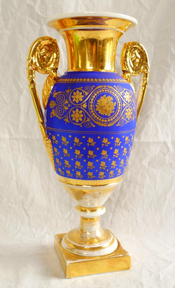 Grand vase à l'antique en porcelaine de Paris bleue et or, époque Empire Restauration