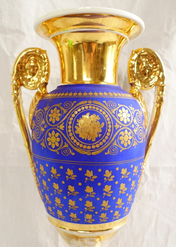 Grand vase à l'antique en porcelaine de Paris bleue et or, époque Empire Restauration