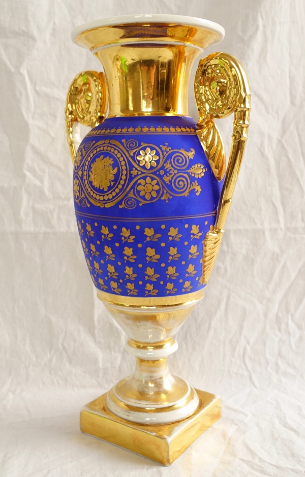 Grand vase à l'antique en porcelaine de Paris bleue et or, époque Empire Restauration