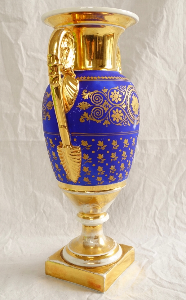 Grand vase à l'antique en porcelaine de Paris bleue et or, époque Empire Restauration