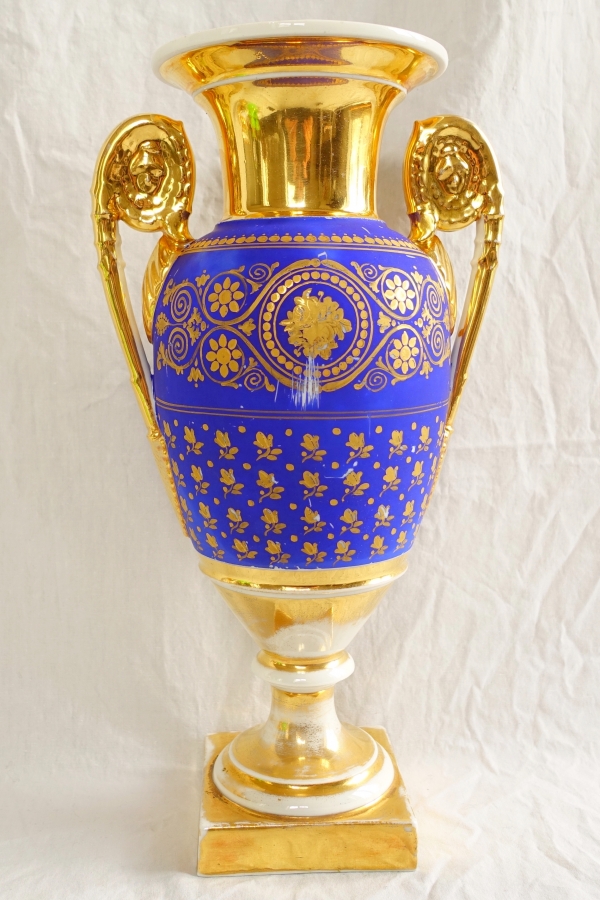 Grand vase à l'antique en porcelaine de Paris bleue et or, époque Empire Restauration