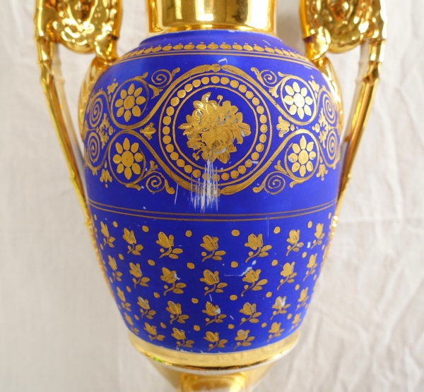 Grand vase à l'antique en porcelaine de Paris bleue et or, époque Empire Restauration