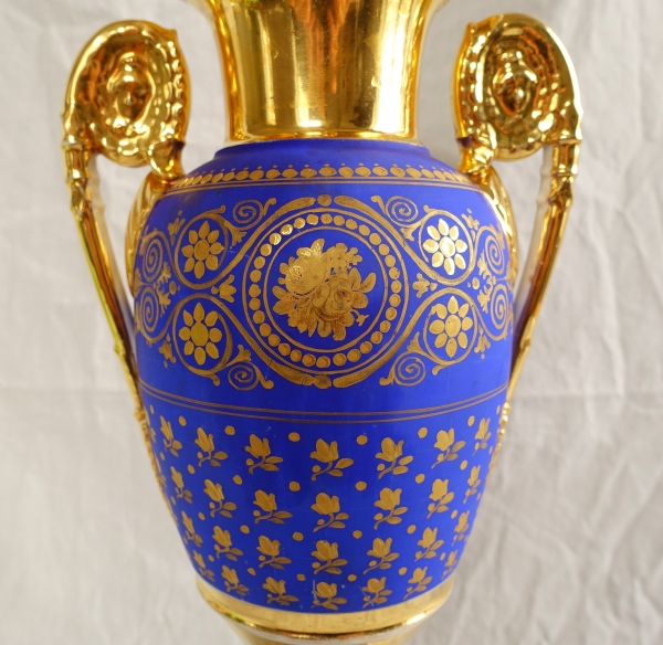 Tall Paris porcelain antique-shaped vase, Empire period, early 19th century circa 1820