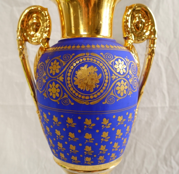 Grand vase à l'antique en porcelaine de Paris bleue et or, époque Empire Restauration