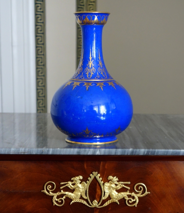 Manufacture Impériale de Sèvres - vase à la Turque en porcelaine bleue et or - signé & daté 1861