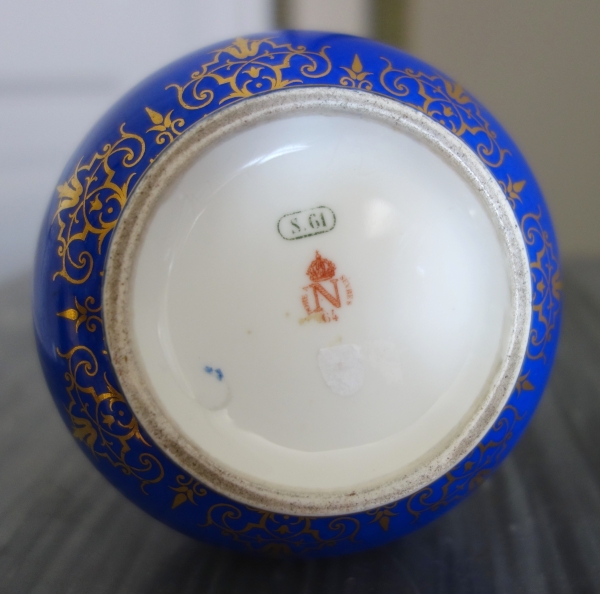Manufacture Impériale de Sèvres - vase à la Turque en porcelaine bleue et or - signé & daté 1861