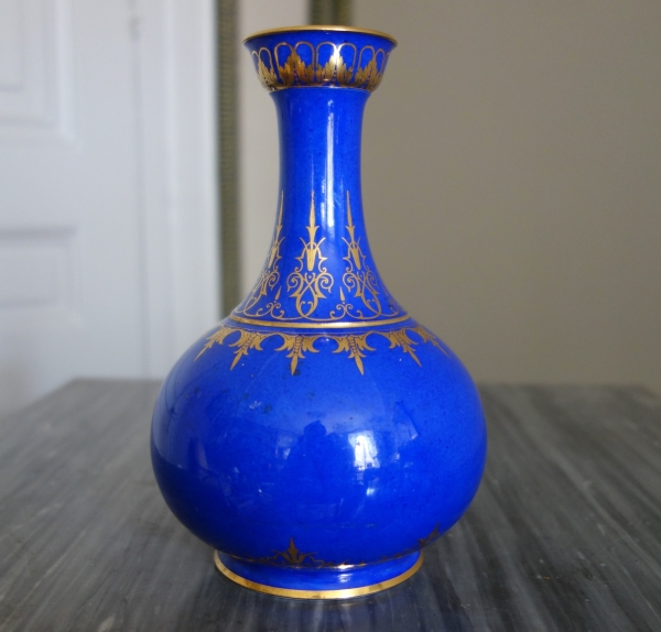 Manufacture Impériale de Sèvres - vase à la Turque en porcelaine bleue et or - signé & daté 1861