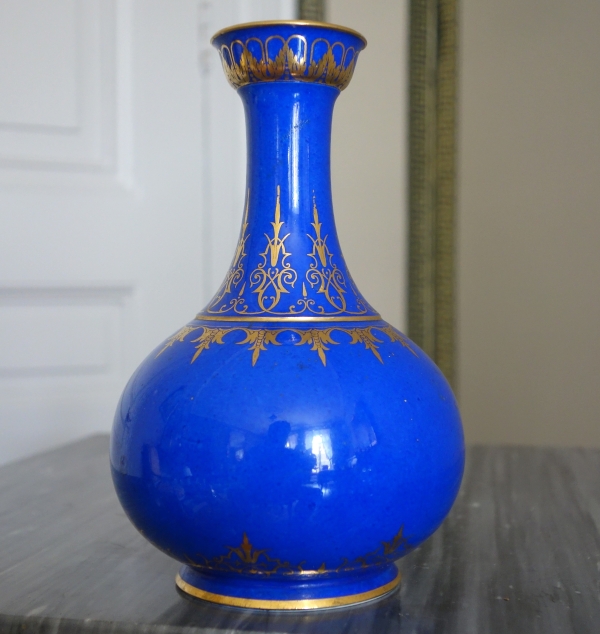 Manufacture Impériale de Sèvres - vase à la Turque en porcelaine bleue et or - signé & daté 1861