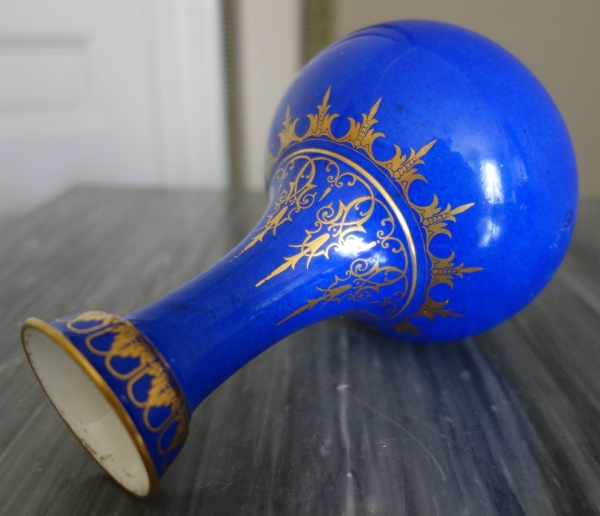 Manufacture Impériale de Sèvres - vase à la Turque en porcelaine bleue et or - signé & daté 1861