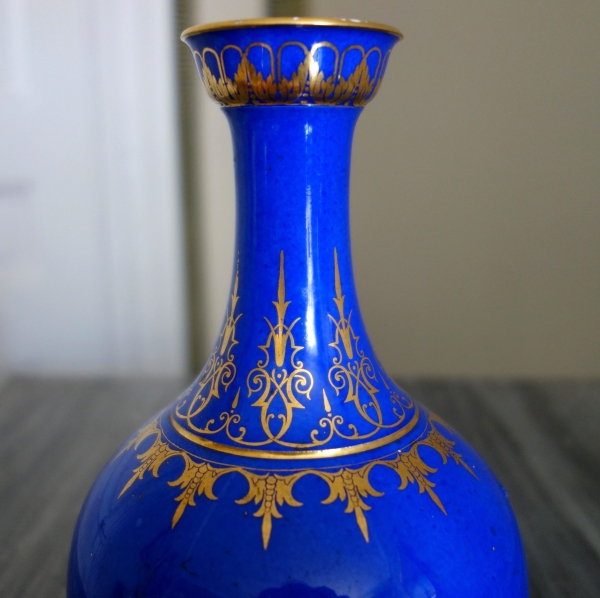 Manufacture Impériale de Sèvres - vase à la Turque en porcelaine bleue et or - signé & daté 1861