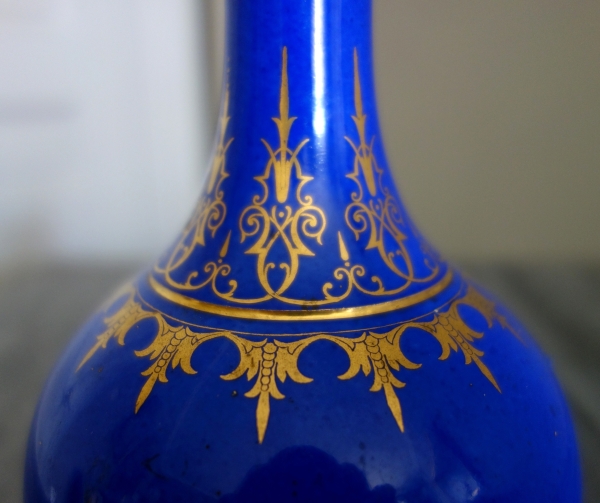Manufacture Impériale de Sèvres - vase à la Turque en porcelaine bleue et or - signé & daté 1861