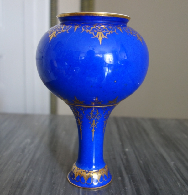 Manufacture Impériale de Sèvres - vase à la Turque en porcelaine bleue et or - signé & daté 1861
