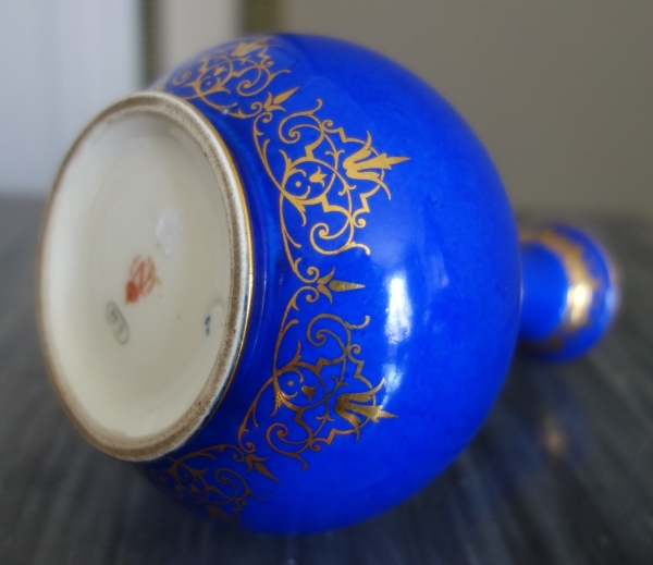 Manufacture Impériale de Sèvres - vase à la Turque en porcelaine bleue et or - signé & daté 1861