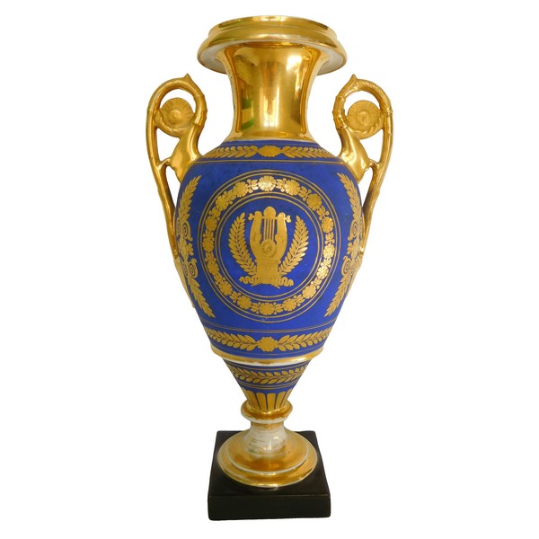 Grand vase à l'antique en porcelaine de Paris bleu et or, époque Empire Restauration