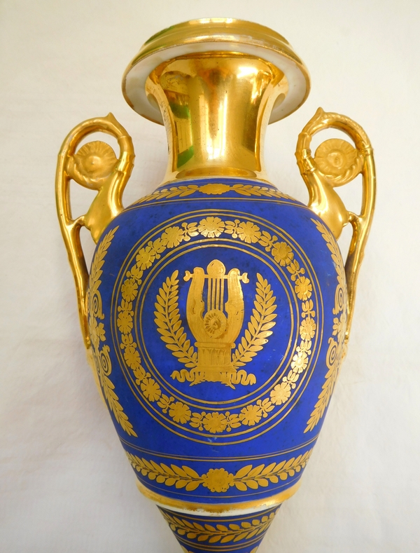 Grand vase à l'antique en porcelaine de Paris bleu et or, époque Empire Restauration