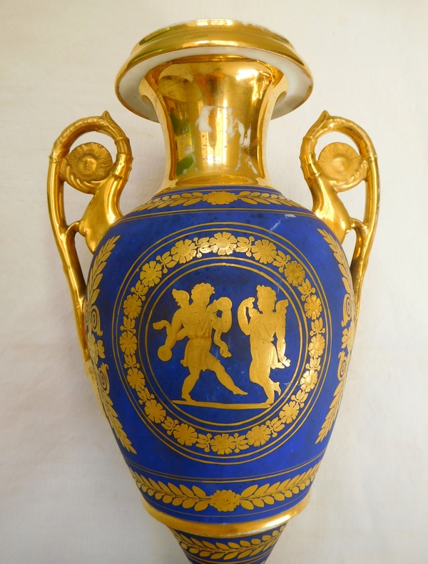 Grand vase à l'antique en porcelaine de Paris bleu et or, époque Empire Restauration