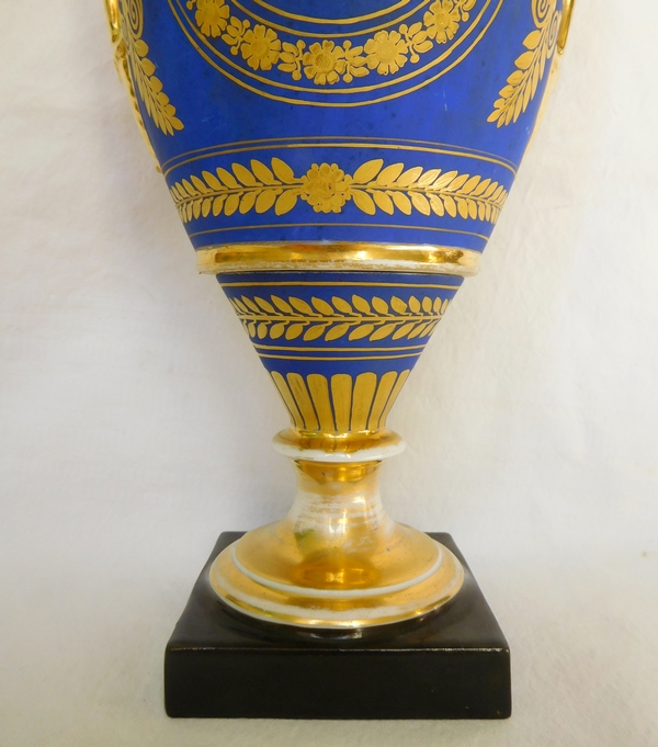 Grand vase à l'antique en porcelaine de Paris bleu et or, époque Empire Restauration