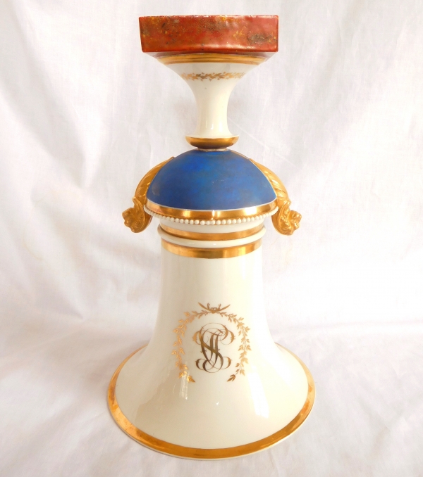 Grand vase à l'antique d'époque Empire en porcelaine de Paris aux lions bleu et or