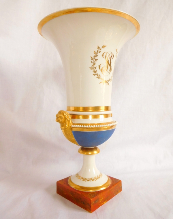 Grand vase à l'antique d'époque Empire en porcelaine de Paris aux lions bleu et or