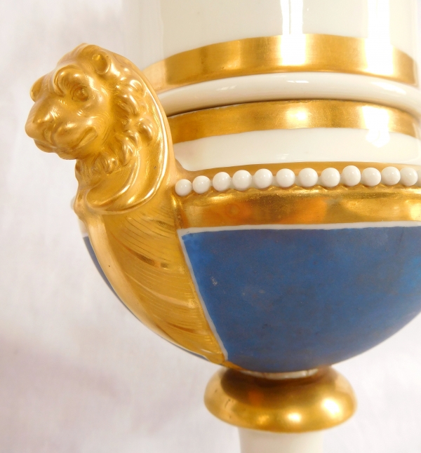 Grand vase à l'antique d'époque Empire en porcelaine de Paris aux lions bleu et or